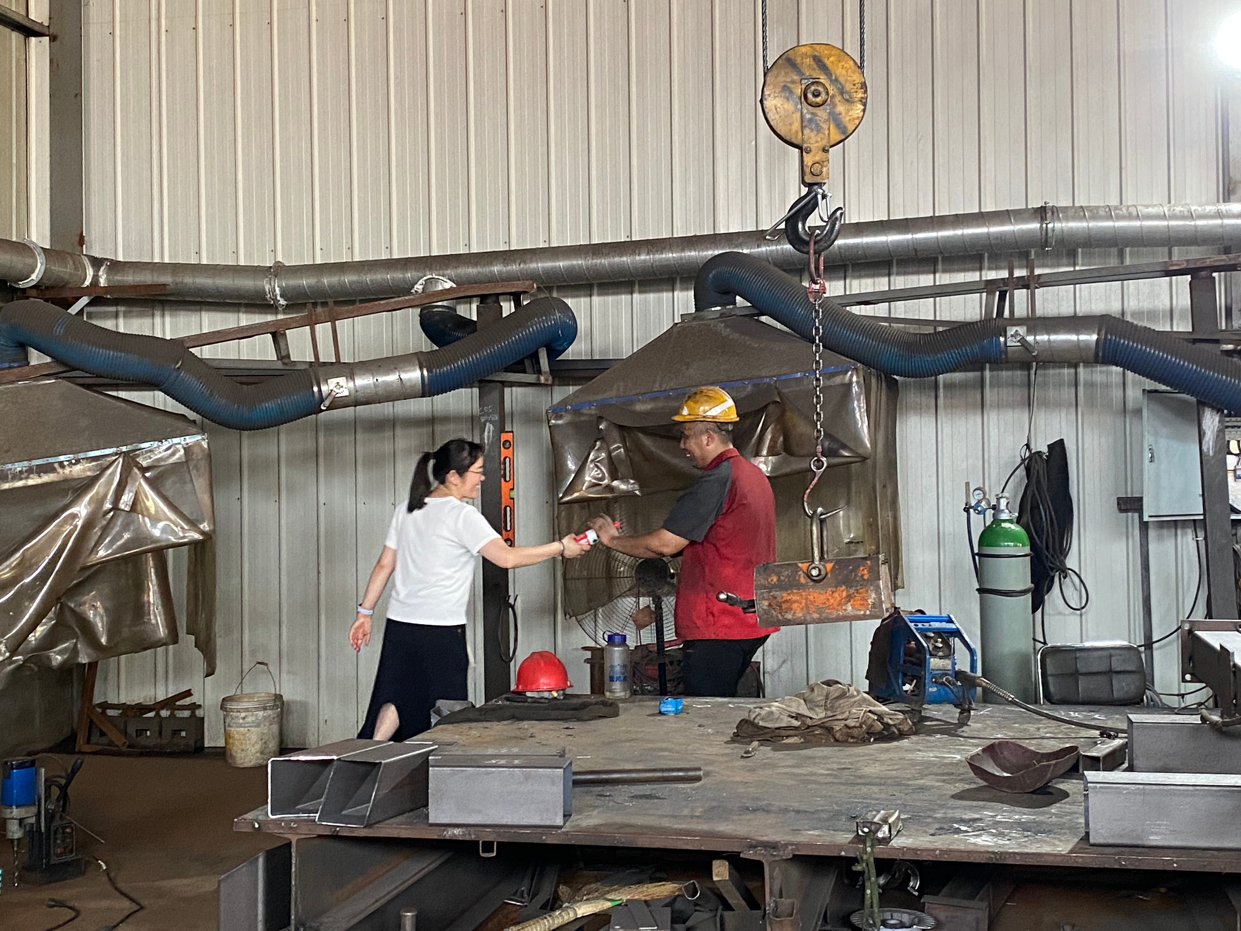 酷暑里的一縷清涼 ---工會主席王林林到智造中心慰問一線員工